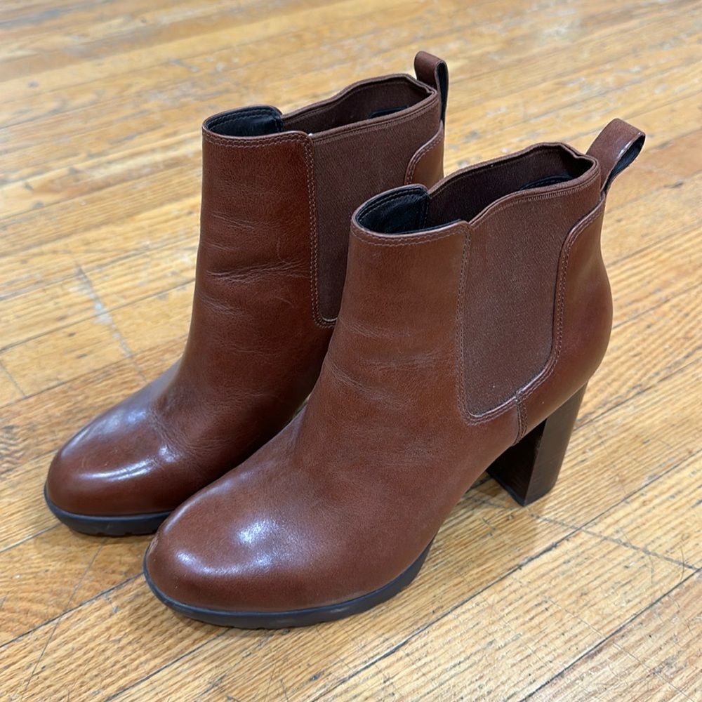 Women’s Clark’s Artisan Chelsea Block Heel Rubber Sole Booties Brown Size 8